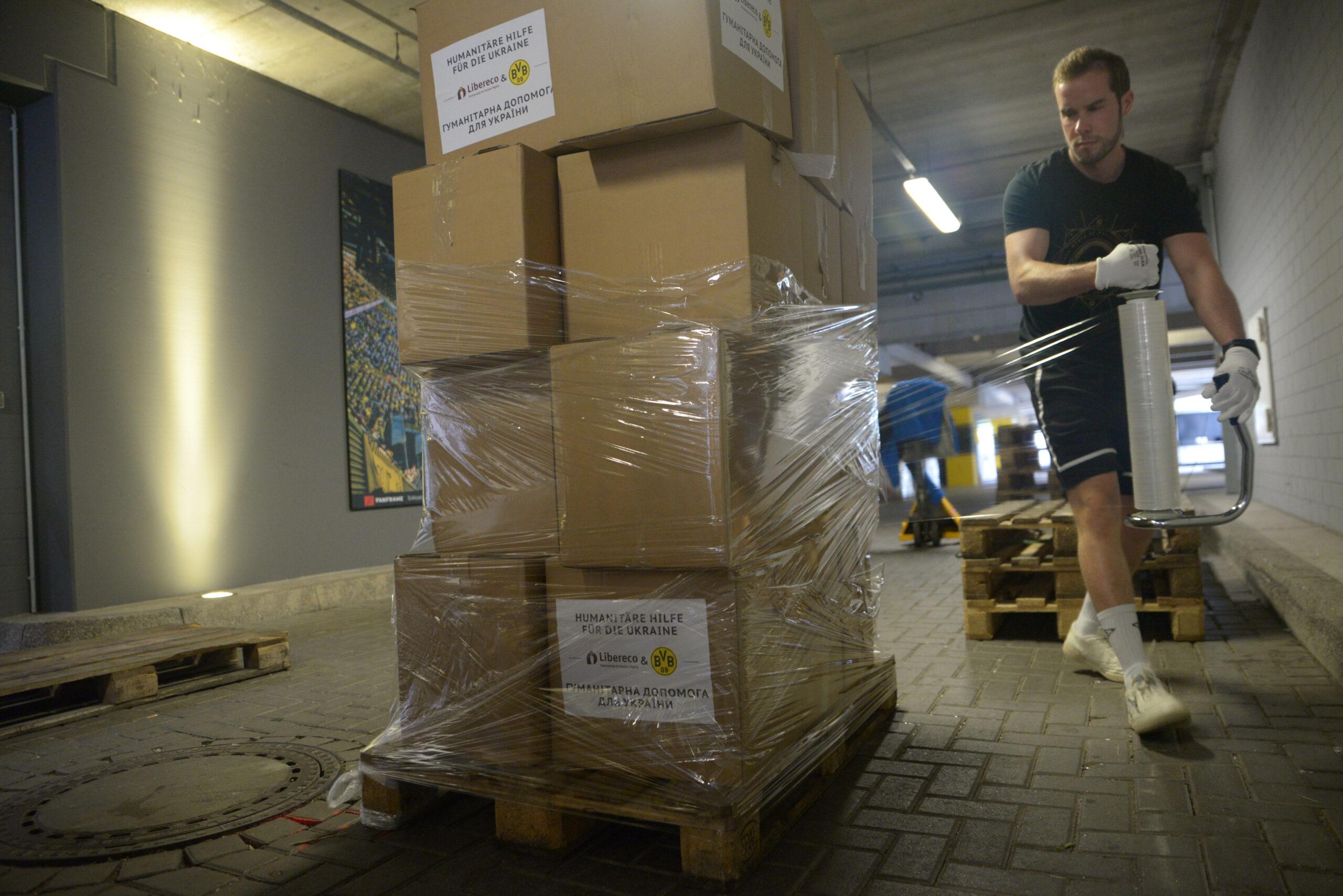 Borussia Dortmund und Libereco packen mit 130 Helfer*innen Hilfsgüter für die Ukraine