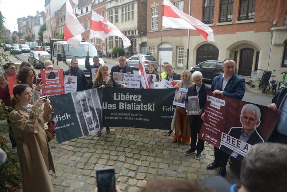 Kundgebung in Brüssel: Freiheit für Friedensnobelpreisträger Ales Bialiatski und alle anderen politischen Gefangenen in Belarus